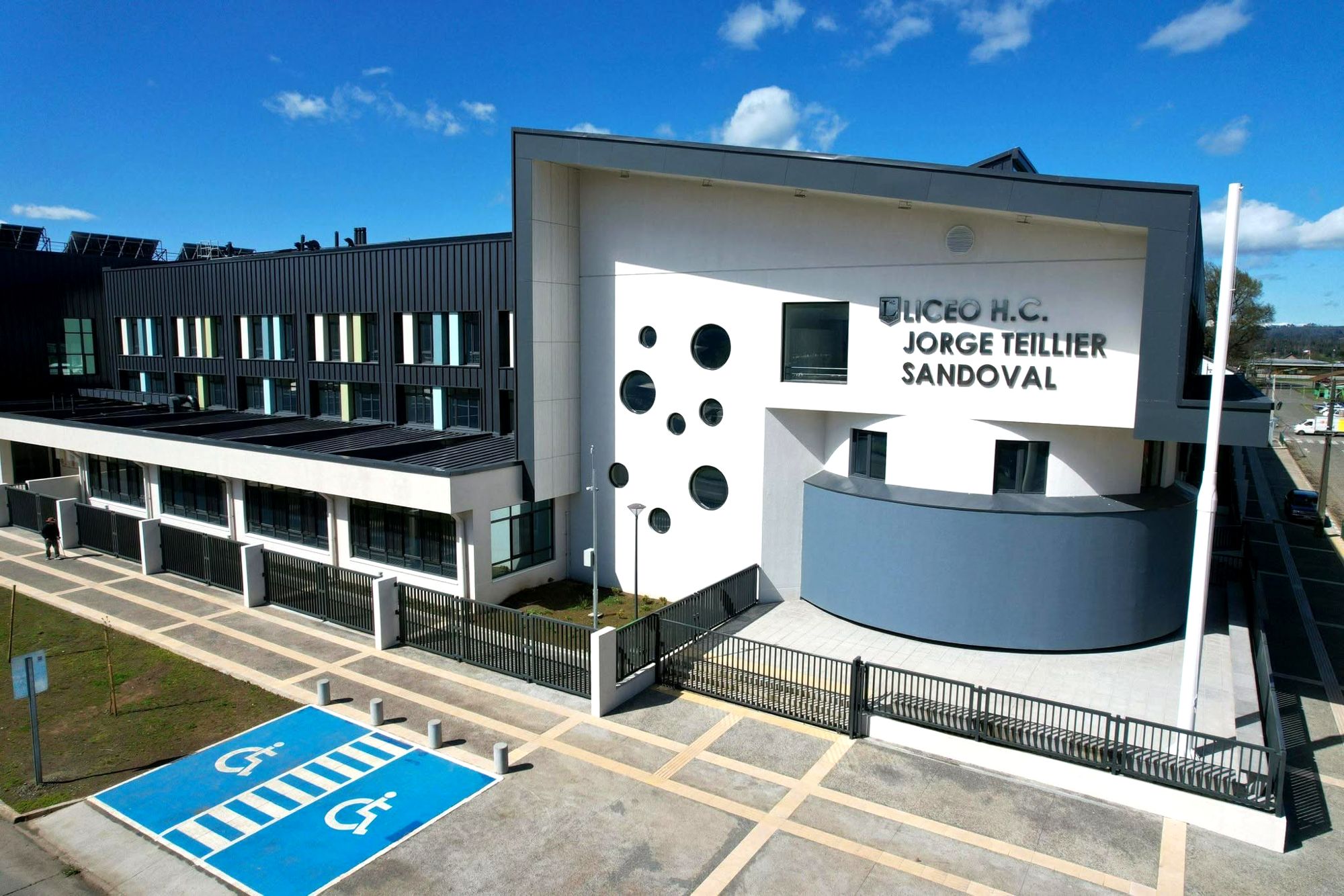 Fachada del Liceo H.C. Jorge Teillier Sandoval en Lautaro